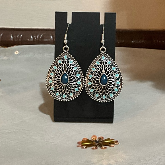 Elegant Silver and Blue Teardrop Earrings - Picture 3 of 7